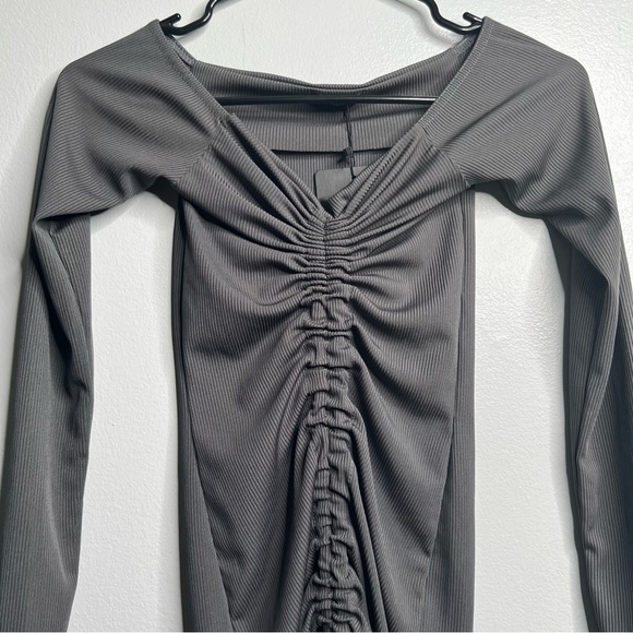 NWT PrettyLittleThing Charcoal Gray Ruched Bodycon Off Shoulder Dress Size 2 - Picture 4 of 7